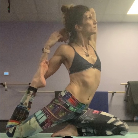 Meet your Posher, Nicole - Picture 3 of 5